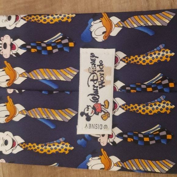 Walt Disney world tie - Picture 4 of 5